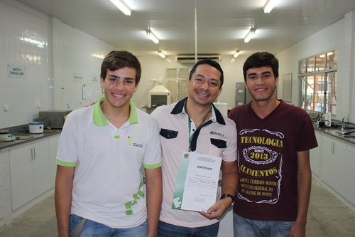 Prof. Jonas Almada e seus alunos mostram certificado de premiação do X CONGIC / Foto: COCSEV/CN