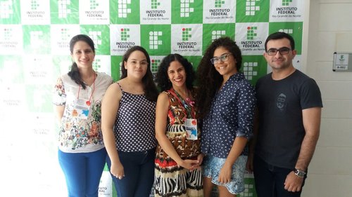 À esquerda: Jordana Lira ( Téc. em Assuntos Educacionais), Luana Misma (Aluna), Lucifrance Cunha (profª de Artes), Evelly Anik (Aluna) e Jayton ( Tec. em Libras)