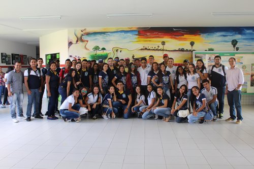 Alunos da Escola Enéas Olimpo da Silva, em visita a instituição