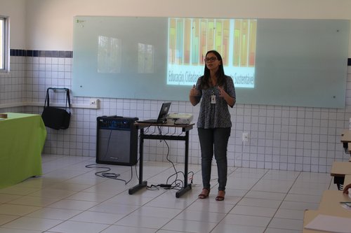 Luana Sobral, Técnica em Assuntos Educacionais, ministrou o seminário de integração.