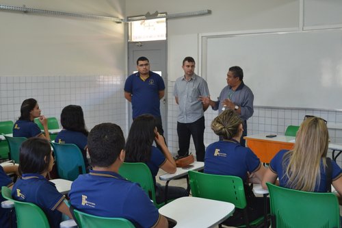 Diretor geral do IFRN Campus Mossoró, Jailton Barbosa, conversa com os alunos