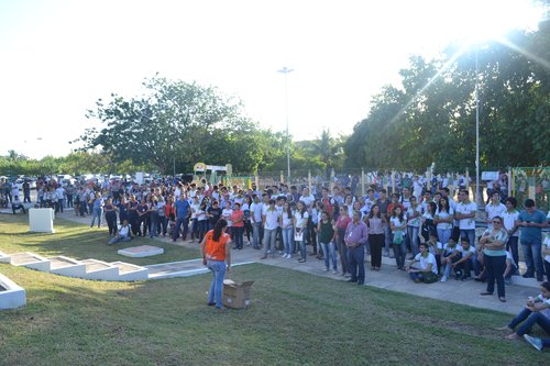 Alunos, terceirizados e servidores participando da atividade 'rota de fuga'. Foto: COCSEV/Campus Mossoró.