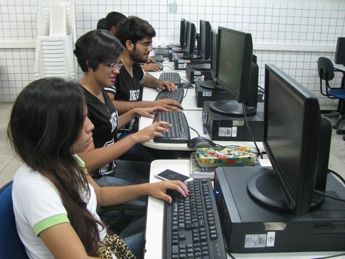 Alunos durante aula no Laboratório de Informática