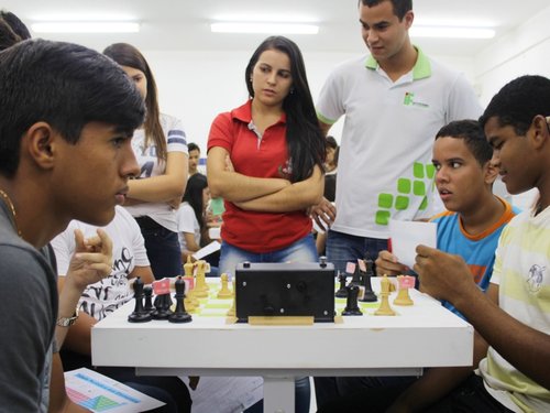 Bolsistas do PIBID supervisionam alunos durante o jogo com perguntas sobre ligações químicas