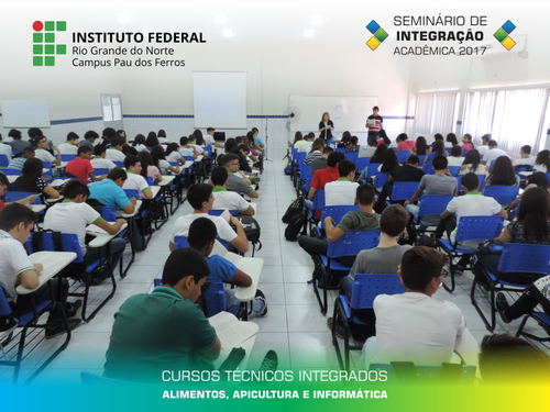 Na foto, os pedagogos do Campus, Amilde Fonseca e Christyan Soares, promovem com os alunos uma leitura dirigida do Manual do Discente