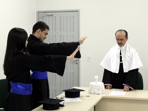 Concluintes prestam o juramento protocolar ao Reitor e testemunhas. Fotografia: Vicente Gabriel
