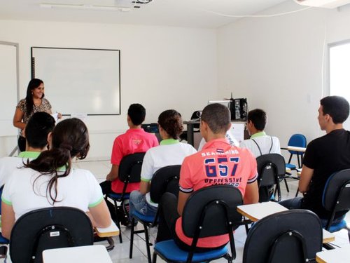 Assistente social, Anacléa Cruz, orienta novos alunos bolsitas