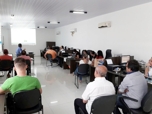 Servidores da Prefeitura de Doutor Severiano recebendo assessoria e treinamento sobre o software "i-Educar". Foto: cedida