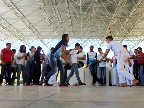 Momento da oficina e roda de capoiera, realizadas no pátio do Campus. Foto: Romário Henrique.