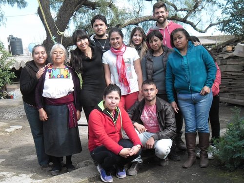 Professor Felipe (agachado) durante seus estudos sobre a língua indígena otomí na comunidade Santa Ana Hueytlalpan, no Estado de Hidalgo, México.