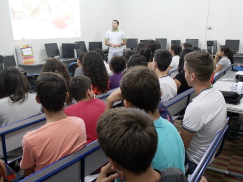 Escola Estadual Tarcísio Maia, em Pau dos Ferros, foi uma das atendidas pelo projeto. Na foto, o aluno Thiago Leite, em uma das apresentações de palestras. Foto: Ryam Sousa.