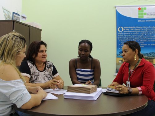 Angela Chilaule reunida com as diretoras geral e acadêmica do Campus e a coordenadora do Curso Técnico em Apicultura