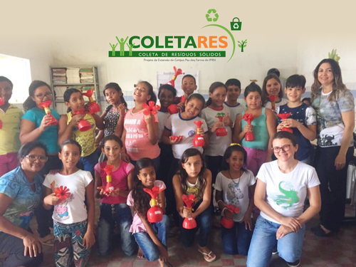 Crianças de escolas públicas participam de oficina a partir de material reciclável. Projeto foi aprovado em seleção da Pró-Reitoria de Extensão do IFRN (Proex)