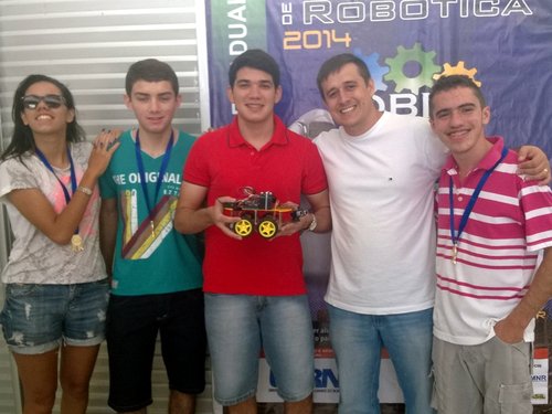 Paolla Oliveira, Lucas Danrley, Hugo Soares (alunos), Bonfim Aquino (professor) e Philipe Villeneuve (aluno). Foto: cedida.