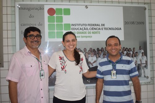 A Deputada Federal, Natália Bonavides (centro), o Diretor geral do campus Ipanguaçu, professor Assis Aderaldo (esquerda) e o Coordenador de Pesquisa, professor Kássio Soares (direita).