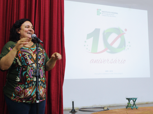 Diretora Geral do Campus, Professora Antonia Silva, durante apresentação da marca comemorativa e abertura do espetáculo