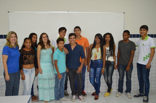 A equipe integrante do projeto junta aos estudantes da Escola Municipal Madalena Antunes Pereira