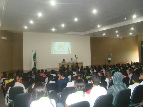 A mesa foi composta pelo diretor-geral do campus, profº José Álvaro de Paiva, e a pró-reitora de Extensão, Régia Lúcia Lopes