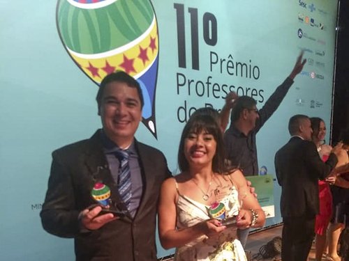 Prof. Leandro Silva Costa e Prof. Ana Beatriz Câmara Maciel durante a premiação.