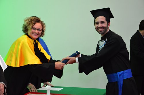 Na foto, a Diretora-Geral do Campus João Câmara, Profª. Sonia Maia, entrega o canudo simbólico ao Tecnólogo em Energias Renováveis, Thiago Ângelo da Silva