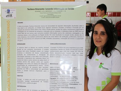 Joselma, aluna do curso de Vestuário, apresentando seu trabalho durante o I Simpósio de EC&T do Seridó