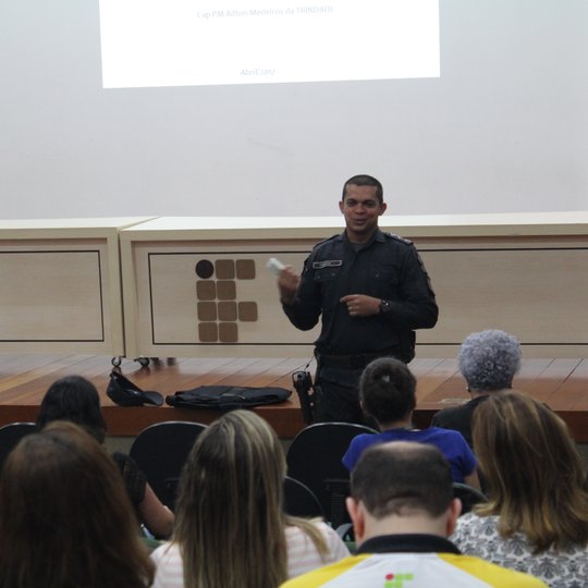 #11228 Servidores assistem à palestra com o comando do 11º Batalhão da PM