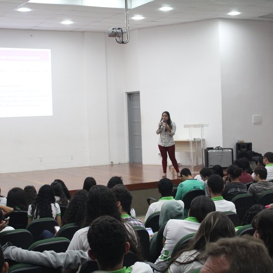 #11912 Alunos assistem a palestra sobre direitos humanos 