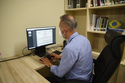 Reitor do IFRN, professor José Arnóbio, assina, eletronicamente, primeiro certificado digital de pós-graduação do IFRN