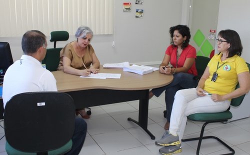 Marilac de Castro (DG) assina contrato com empresa administradora da cantina, juntamente com Clarissa de Oliveira (Coord. Coaes/SGA) e Ideíze Medeiros (Téc. em Enfermagem)