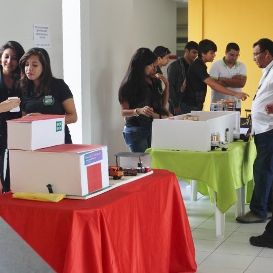 #12933 Alunos reproduzem estoques de empresas através de maquetes