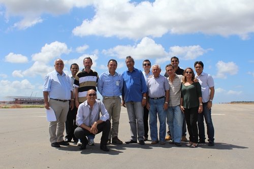 Visitantes na pista do Aeroporto de SGA (Coordenador Luiz Carlos do Rego ao centro - camisa azul escuro)
