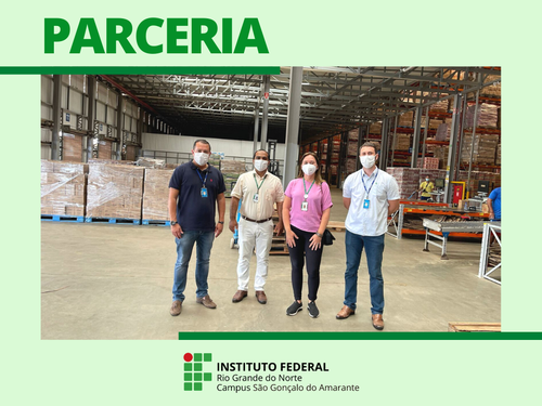 A coordenadora do curso superior de Logística e o coordenador de extensão do Campus SGA, respectivamente, Luciana Guedes e Fernando Freire (ao centro), foram recepcionados pelos gerentes de logística da empresa, Rodrigo Fonseca e Leonard Pinheiro.