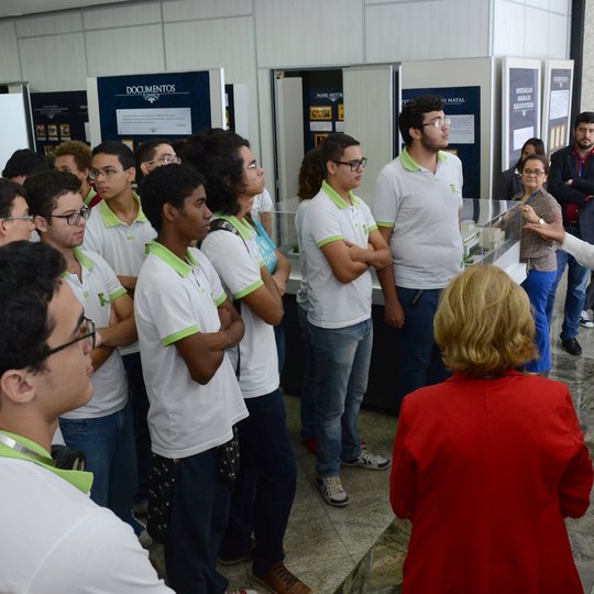 #13714 Alunos participam de aula externa sobre participação política