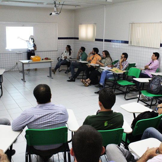 #13857 Reuniões do NCE de várias disciplinas ocorre no Campus