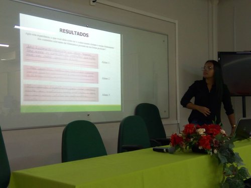 Aluna Janieli da Silva Souza apresentando seu trabalho de conclusão de curso aos novos alunos