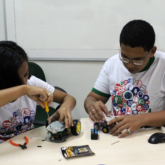 #13956 Alunos constroem robôs com lixo eletrônico