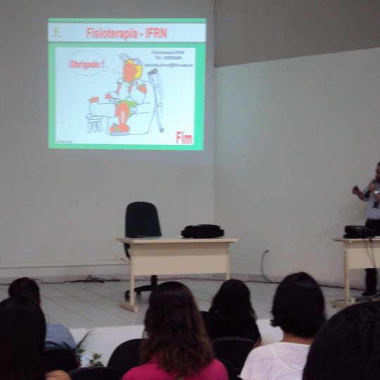 #14067 Servidores assistem a palestra sobre postura corporal no trabalho