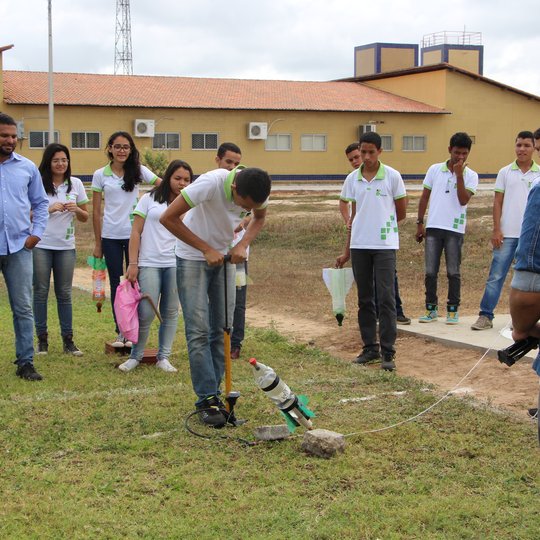 #14082 Alunos fazem lançamentos de foguetes