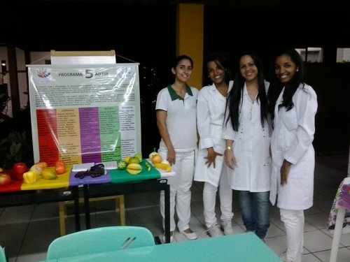 Estudantes de Nutrição da UNP, em trabalho com alunos e professores do IFRN Parnamirim