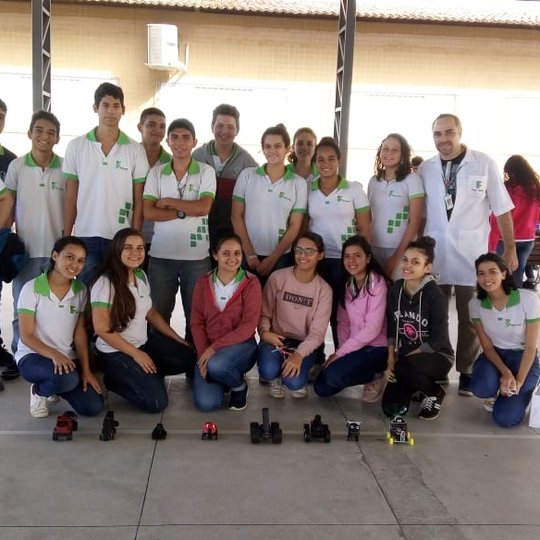 #15056 Alunos participam de corrida de carrinhos movidos à luz