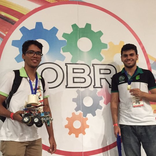 #15399 Alunos participam de evento de robótica