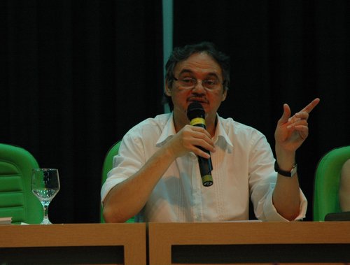 Professor Domingos Leite respondendo as perguntas dos participantes. Foto: Émille Araújo