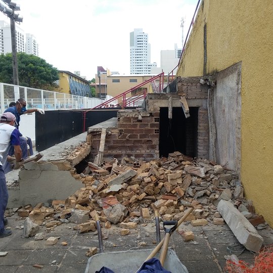 #17195 Setor de Engenharia do campus justifica demolição da arquibancada das piscinas