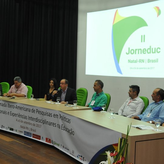 #17386  Conferência de abertura da Jorneduc questiona a missão da escola pública e seus rituais de distinção acadêmica