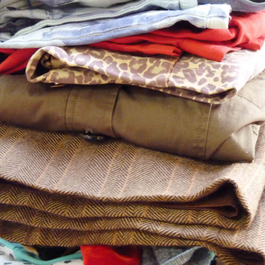 #17624 CNAT recebe doações de roupas para serem usadas na disciplina de Artes Cênicas