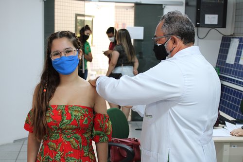 A aplicação de vacinas ocorre por drive-thru ou no setor de protocolo do campus, para o público pedestre. Foto: Davi Severiano