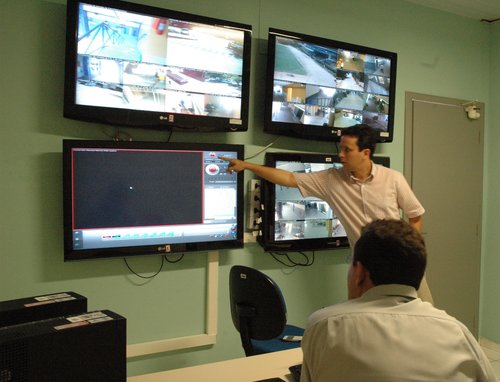 Sala de Monitoramento controla fluxo de pessoas durante 24 horas. Foto: Emille Araújo