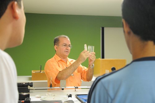 Professor Amadeu Albino Junior demonstra experimento para alunos. Foto: André Salustino