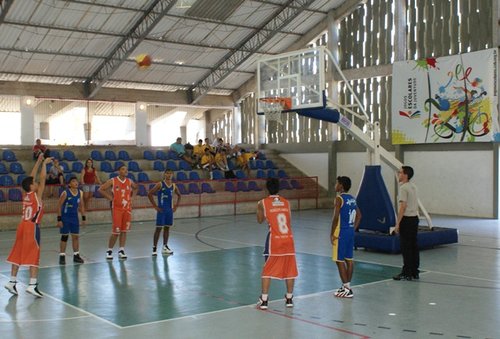 Atletas do Acre e de Roraima disputam partida de basquete no ginásio do CNAT. Foto: André Salustino.