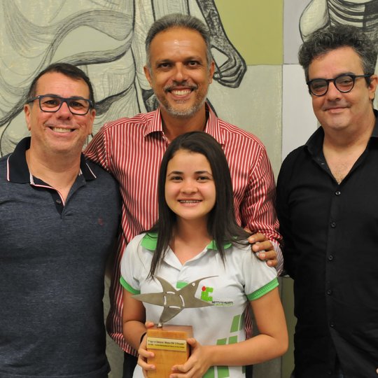 #19371 Aluna de Geologia recebe troféu do FINC e viaja para Polônia em abril